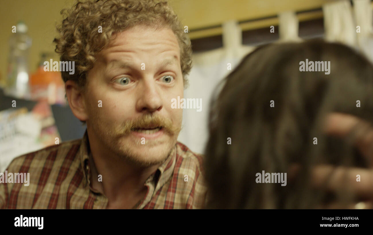 Selektiven Fokus verschwommen Blick auf missbräuchliche Freund Freundin Kopf bereit, zuzuschlagen in Küche Stockfoto