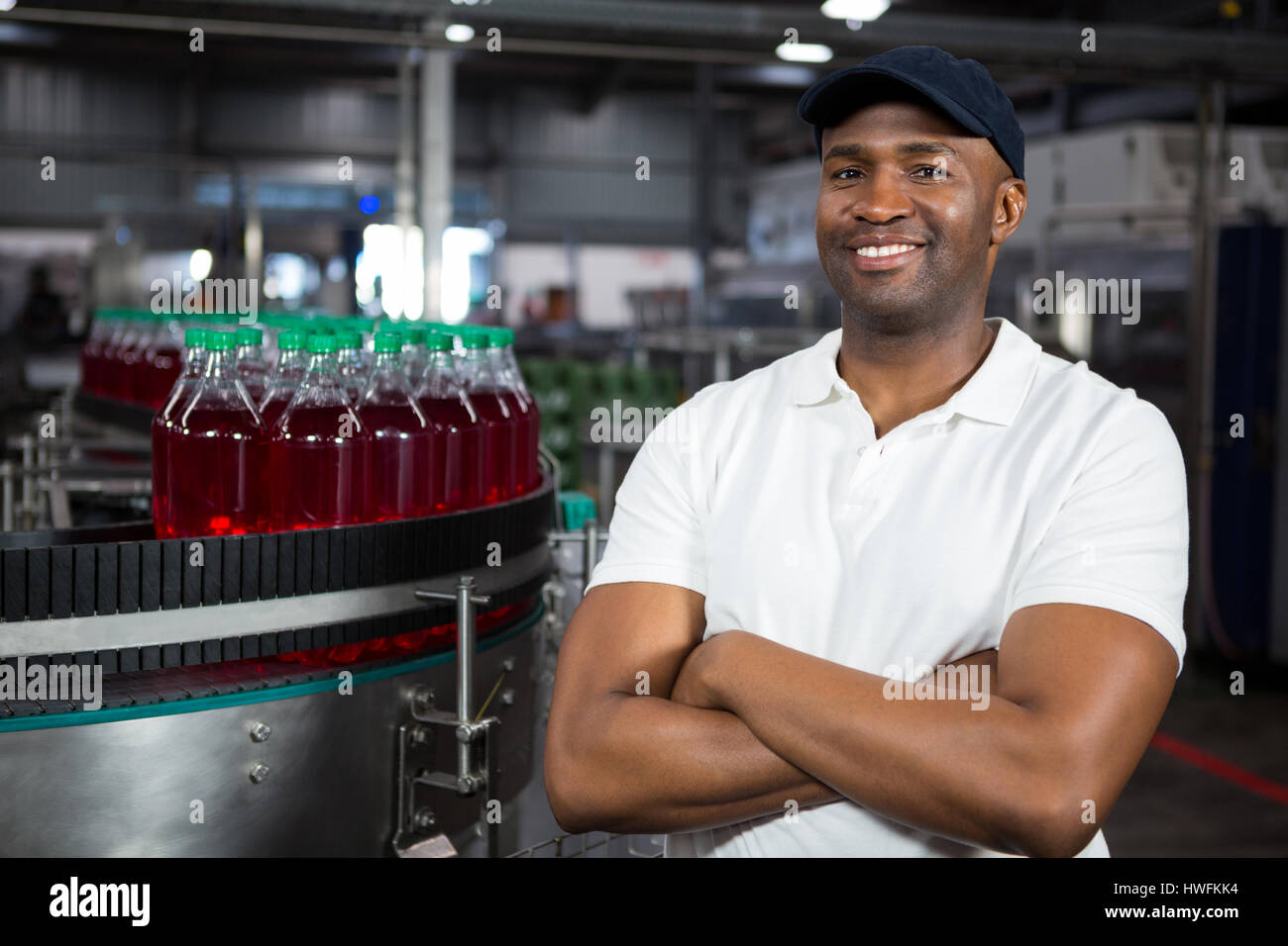 Porträt zuversichtlich männlichen Arbeitnehmer stehen in kaltes Getränk Fabrik Stockfoto