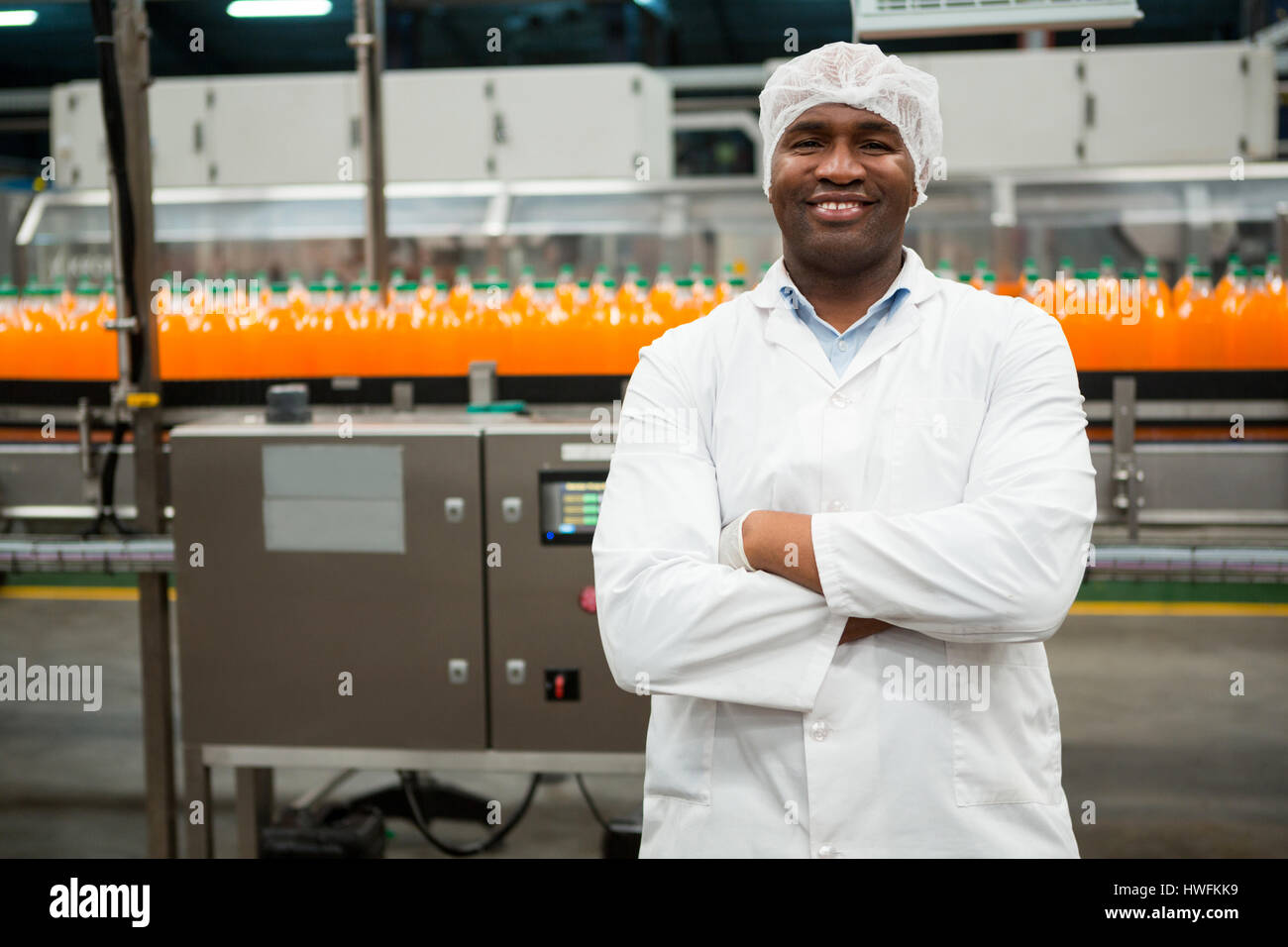 Porträt von zuversichtlich männlichen Arbeitnehmer stehen in Fruchtsaft Fabrik Stockfoto
