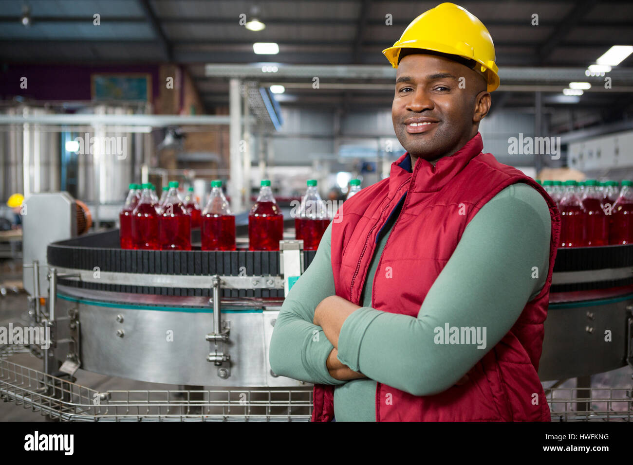 Porträt von zuversichtlich männlichen Arbeitnehmer tragen rote Jacke werkseitig Saft Stockfoto