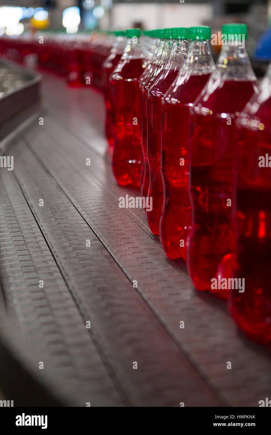 Nahaufnahme von roten Saft Flaschen auf Produktionslinie im Werk Stockfoto