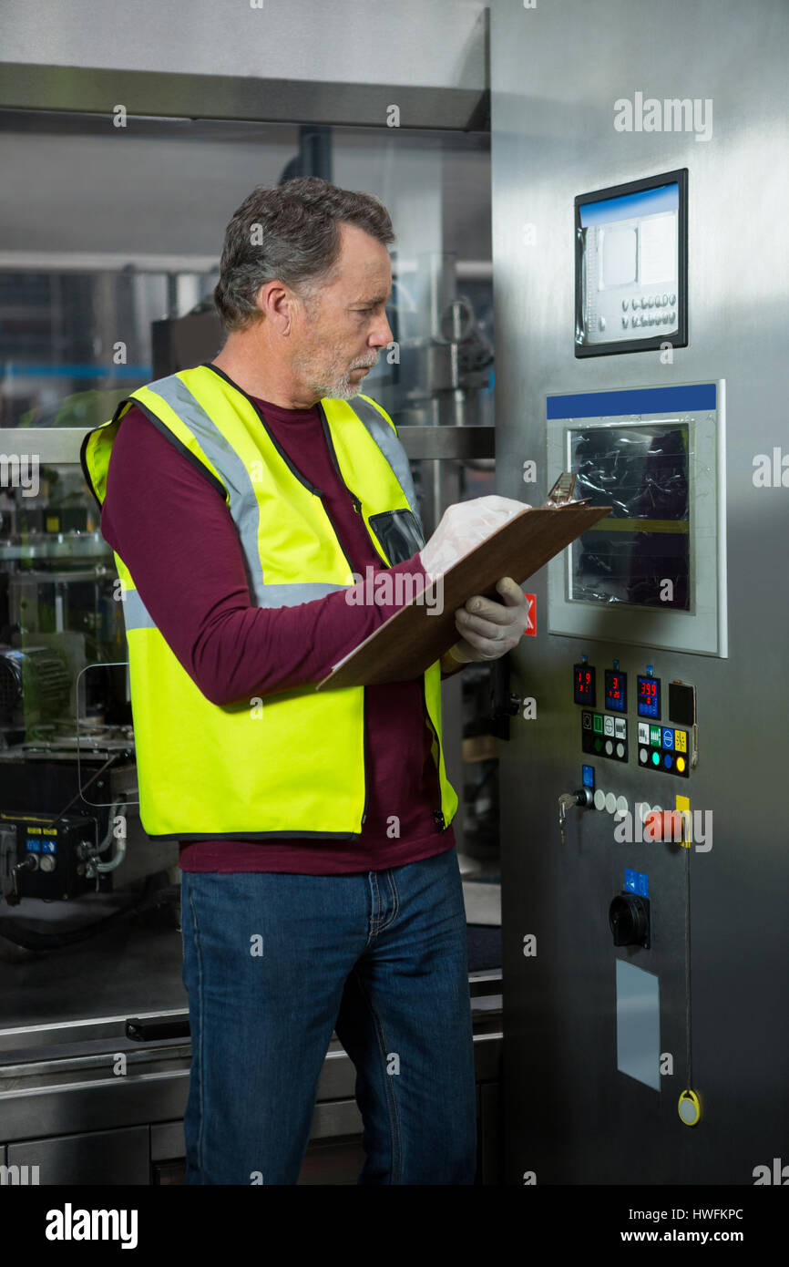 Arbeiter, die Analyse von Maschinen im Werk Stockfoto