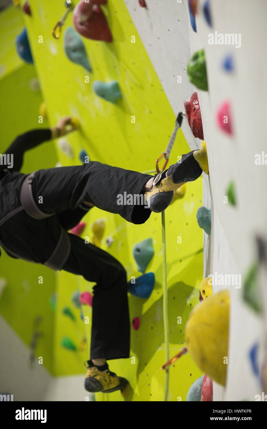 Menschen Sie üben Klettern an künstlichen Kletterwand im Fitness-Studio Stockfoto