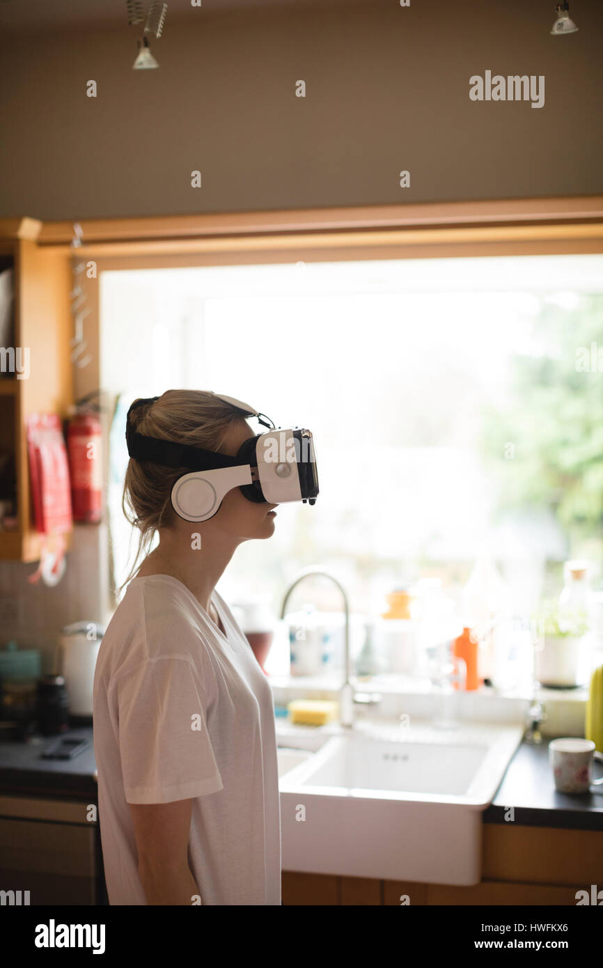 Frau mit virtual-Reality-Kopfhörer zu Hause Stockfoto