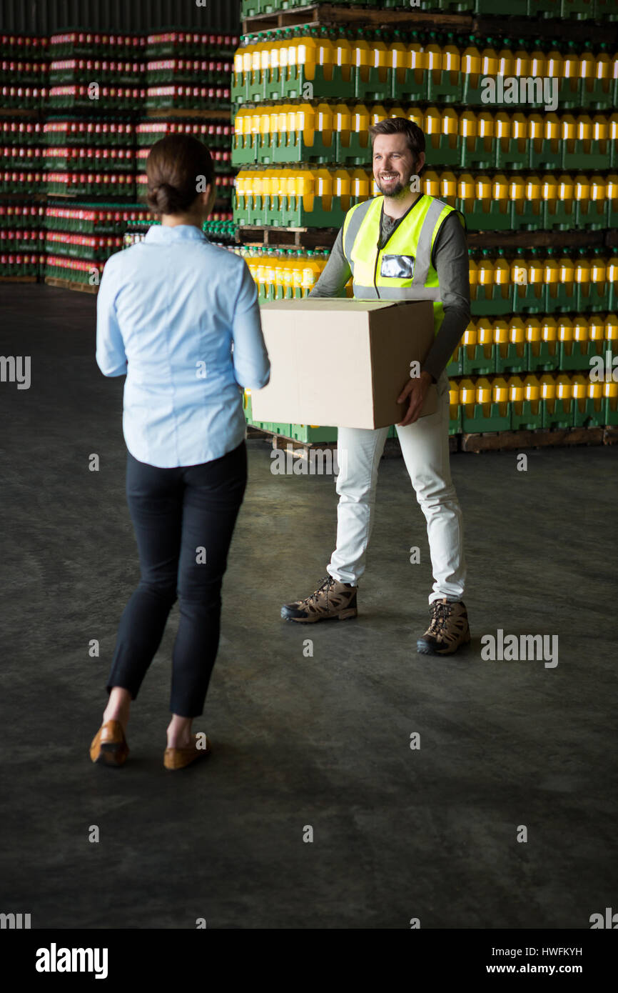 Rückansicht des Managers Blick auf Arbeitnehmer arbeiten im Lager Stockfoto