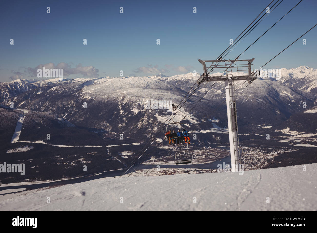 Niedrigen Winkel Ansicht der Skifahrer unterwegs in Skilift am Skigebiet Stockfoto