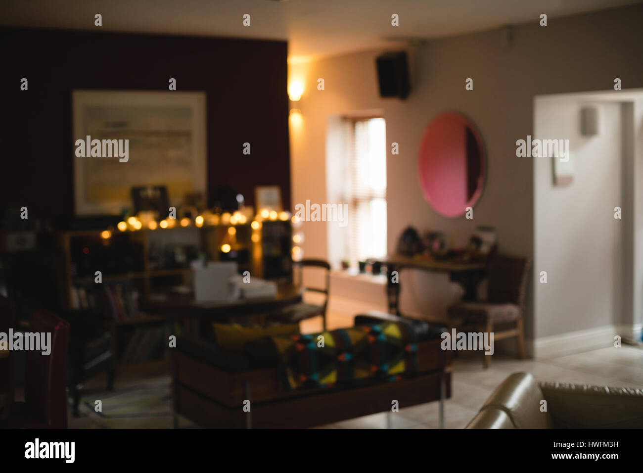 Blick auf eine leere moderne Wohnzimmer tagsüber Stockfoto