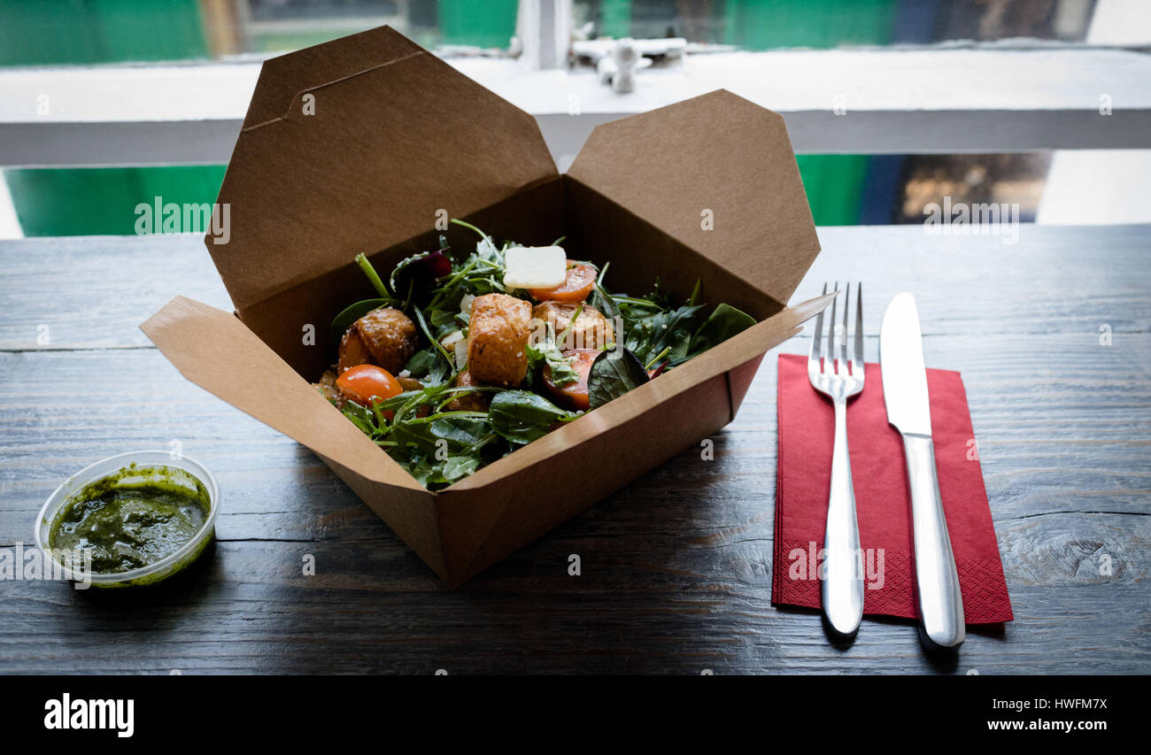 Nahaufnahme der Salat mit Gabel und Messer am Tisch in CafÃƒÂ © Stockfoto