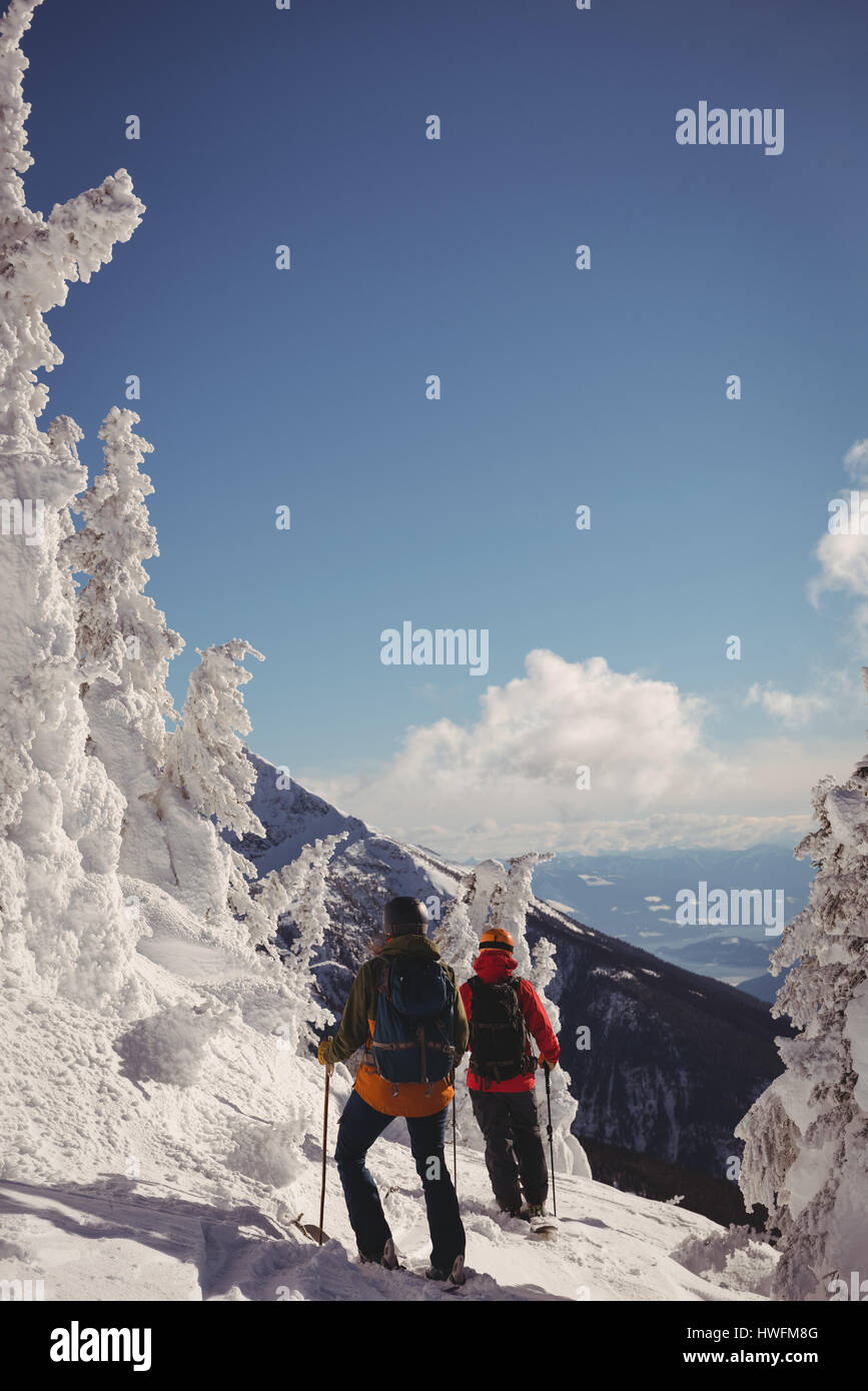 Zwei Skifahrer im Winter in verschneiten Alpen Ski Stockfoto