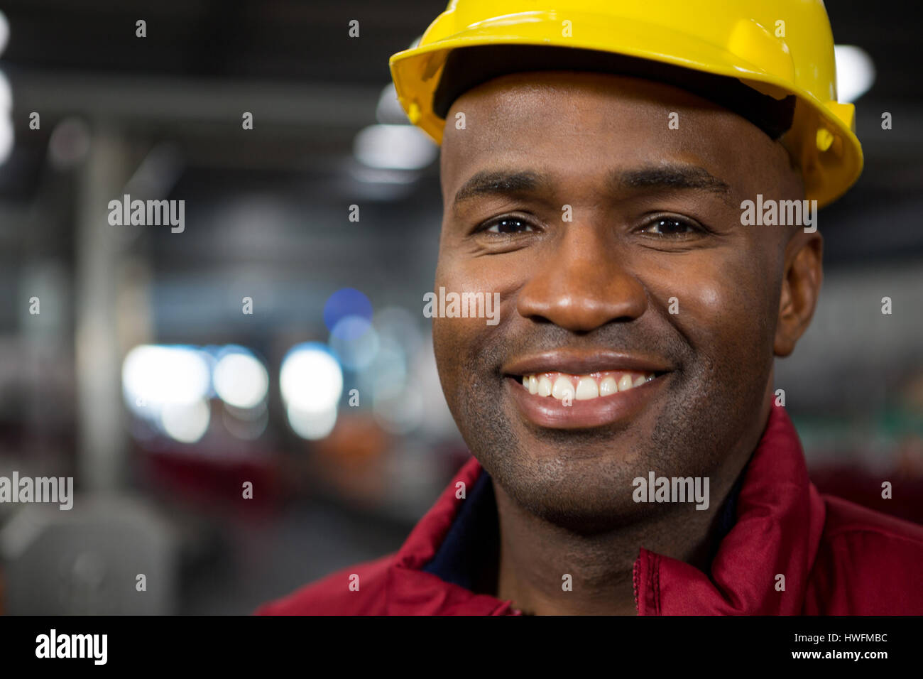 Porträt der männlichen Arbeitnehmer tragen gelb Arbeitshelm werkseitig hautnah Stockfoto