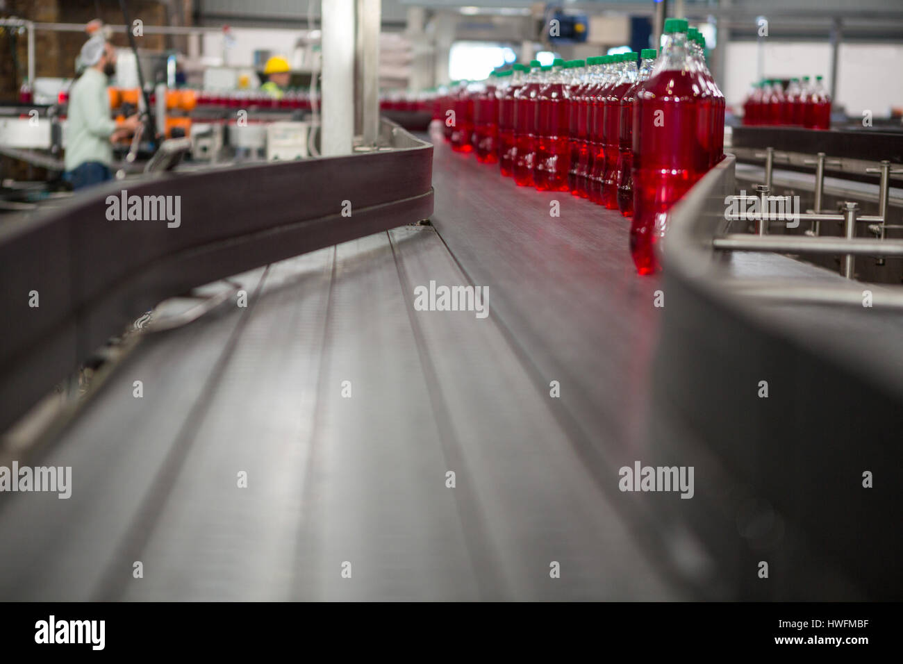 Roten Saft Flaschen am Fließband in der verarbeitenden Industrie Stockfoto