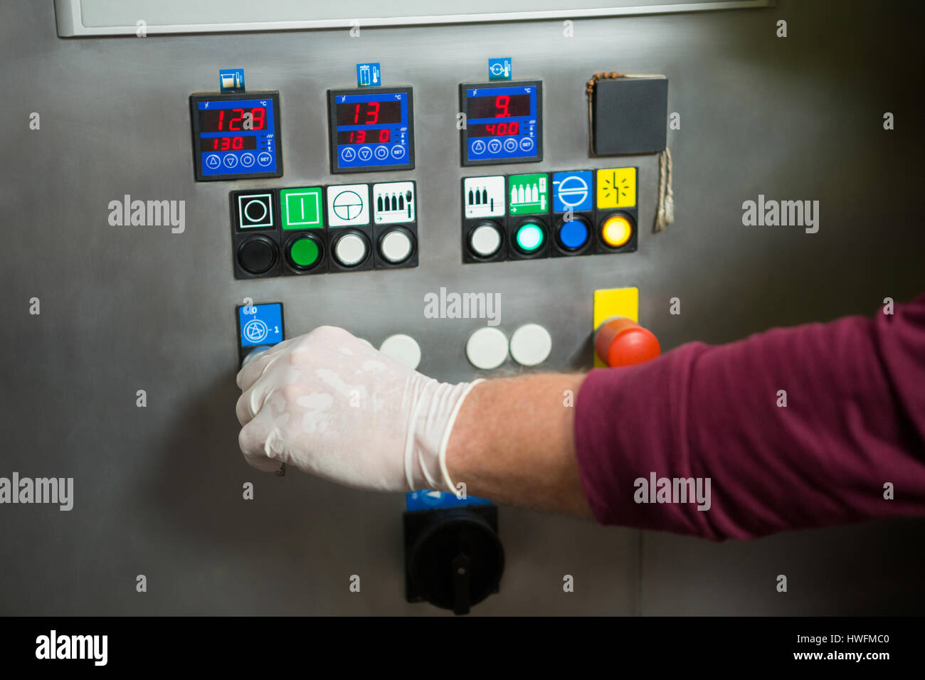 Hand der Arbeiter, die Maschine im Werk abgeschnitten Stockfoto