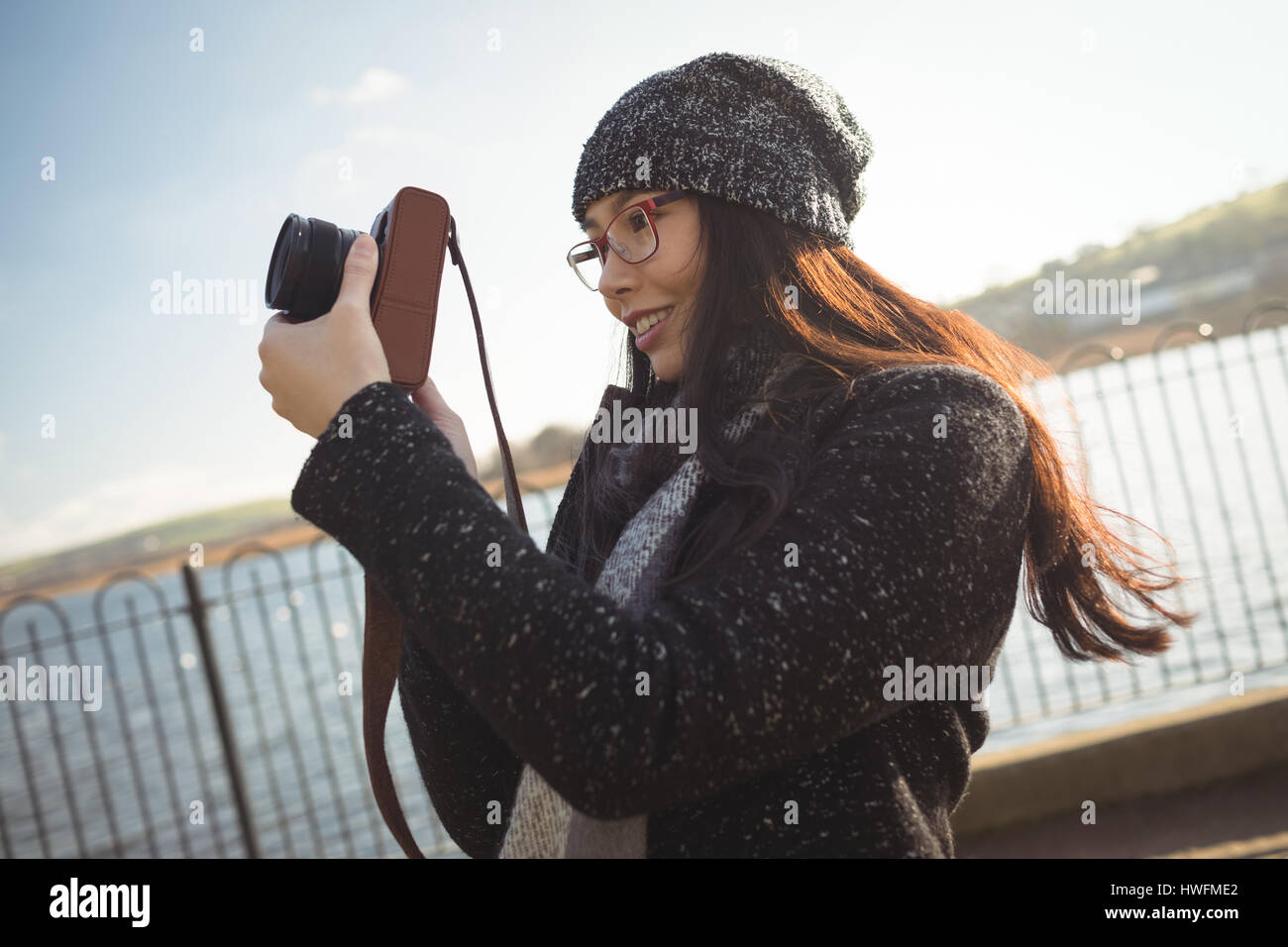 Lächelnde Frau fotografieren auf Digitalkamera Stockfoto