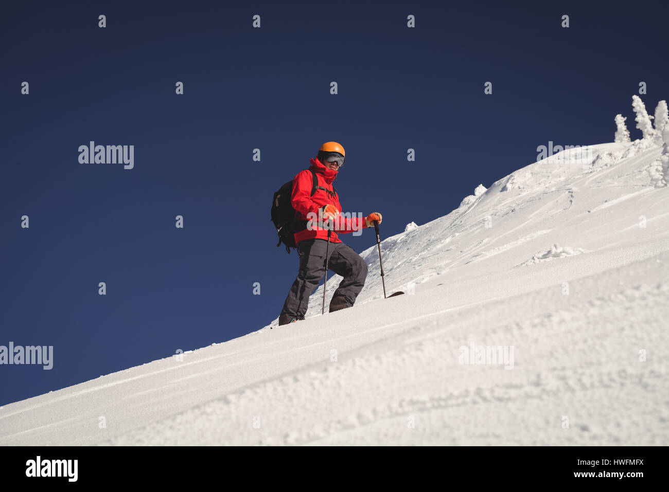 Skifahrer im Winter in verschneiten Alpen Ski Stockfoto