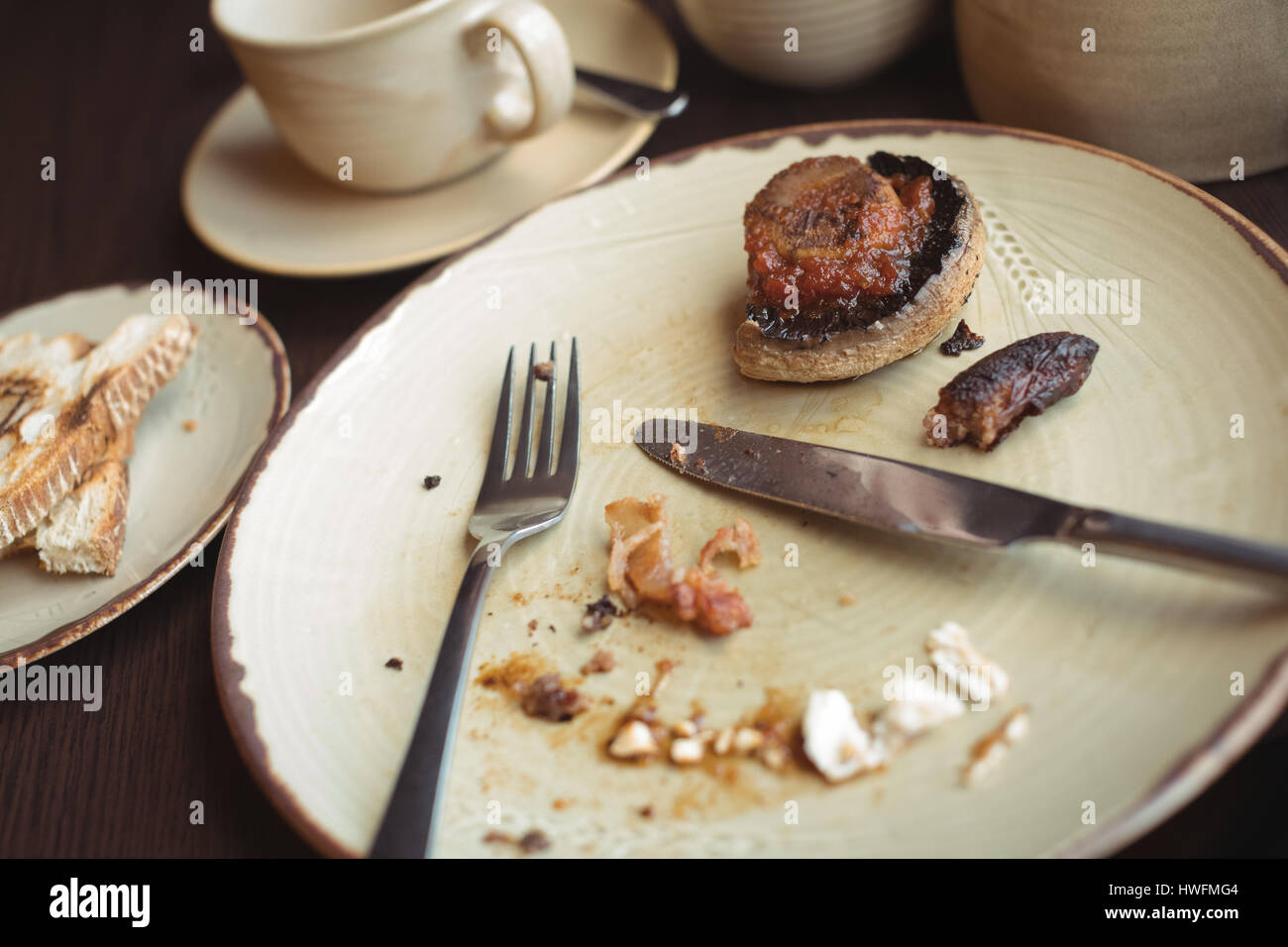 Nahaufnahme von übrig gebliebenen Frühstück in Platte am CafÃƒÂ © Stockfoto