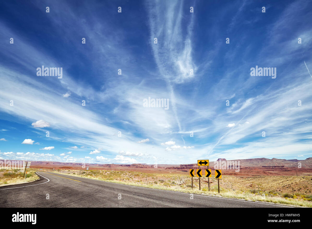 Verkehrszeichen nach links oder rechts Richtung, Wahl oder alternatives Konzept zeigt. Stockfoto