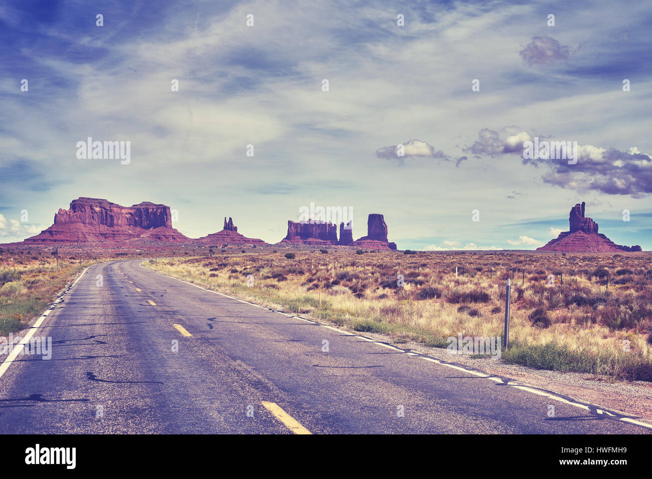 Farbe getönt Bild einer Straße in Richtung Monument Valley Buttes, Reisekonzept, USA. Stockfoto