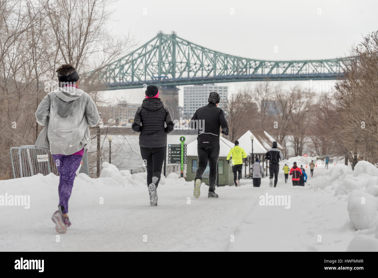 MONTREAL, Kanada, 12. Februar 2017: Menschen die unterkühlte Halbmarathon mit Jacques Cartier Brücke im Hintergrund laufen Stockfoto