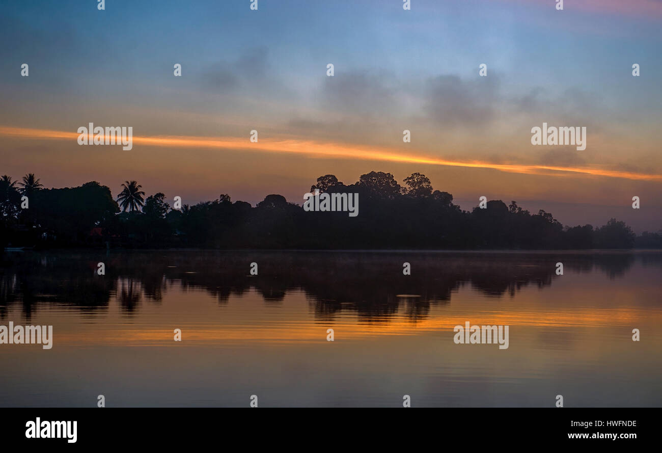 Sonnenaufgang am Kinabatangan Fluss, Sabah, Borneo. Stockfoto