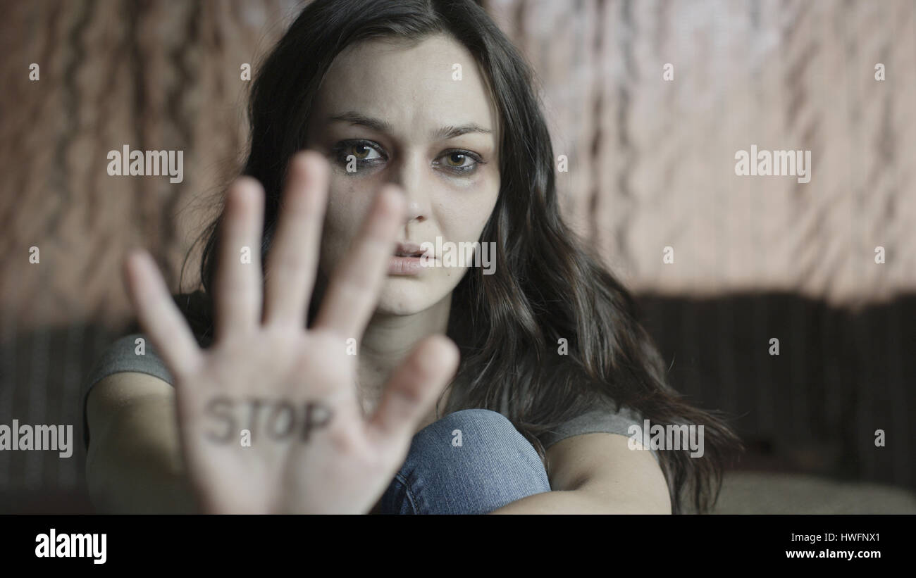 Selektiven Fokus Nahaufnahme von Frau hält die Hand mit dem STOP schreiben auf Bett Stockfoto