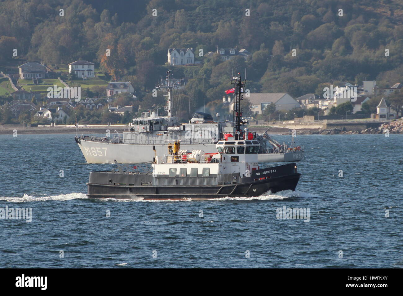 SD Oronsay Köpfe eingehende, Clyde, da HNLMS Makkum (M857) von der niederländischen Marine für Übung Joint Warrior 14-2 fährt. Stockfoto