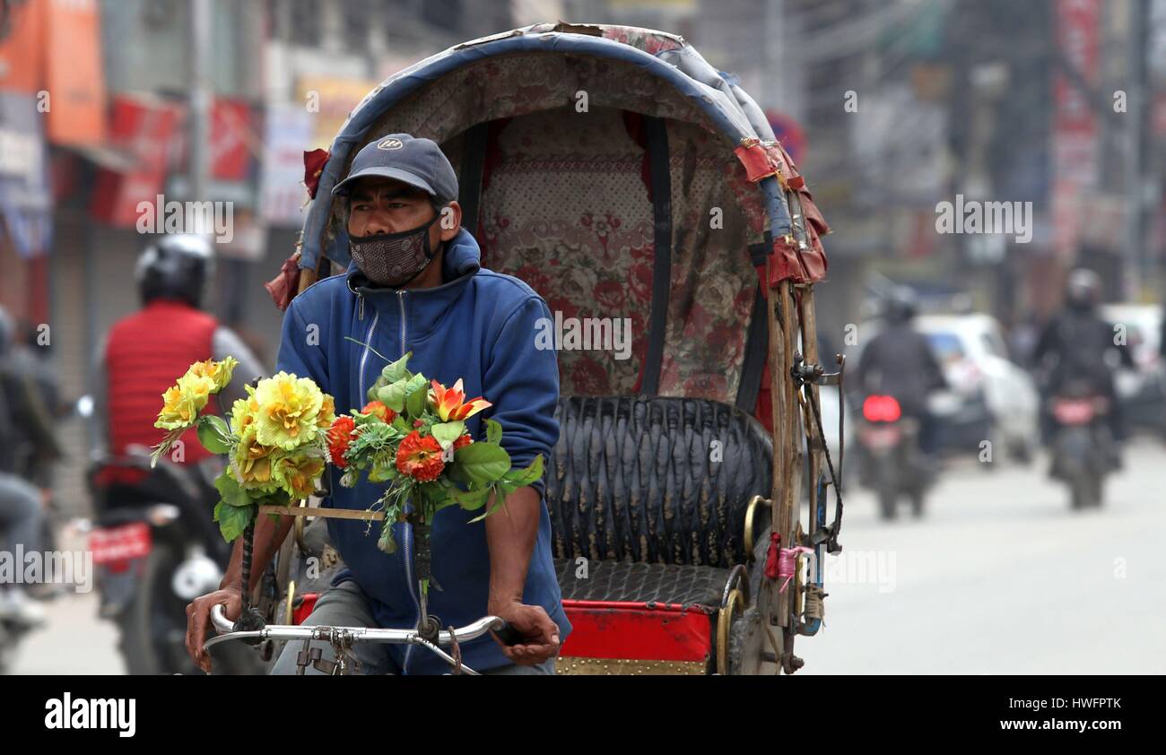 Kathmandu, Nepal. 20. März 2017. Ein Rikscha-Fahrer trägt zur Vermeidung von Luftverschmutzung in Kathmandu, Nepal, 20. März 2017-Maske. Berichten zufolge sind Menschen vor allem durch die Luftverschmutzung durch den Wiederaufbau der Häuser, die Straße Expansionsprojekte, Melamchi Wasserversorgung und immer mehr Fahrzeuge betroffen. Bildnachweis: Sunil Sharma/Xinhua/Alamy Live-Nachrichten Stockfoto