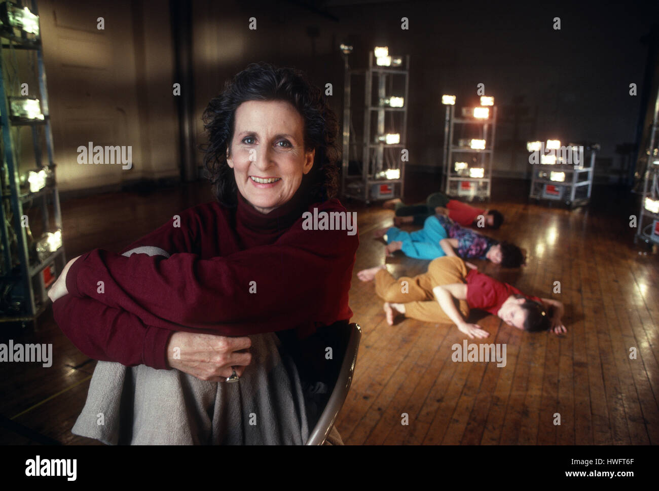 New York, USA. 18. Februar 2009. Porträt des Tänzers und Choreographen Trisha Brown in Soho, New York, 1985 mit einigen ihrer Tänzer. Frau Brown, ein Musterbeispiel für die Gründergeneration der amerikanischen postmodern Dance, starb am Samstag in San Antonio. Sie war 80. Bildnachweis: Adam Stoltman/Alamy Live-Nachrichten Stockfoto