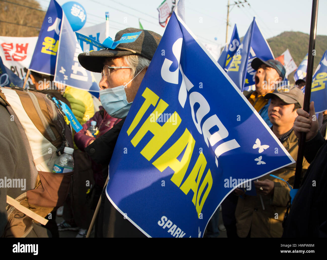 US-THAAD in Südkorea, 18. März 2017: Bewohner und Friedensaktivisten marschieren in Richtung Golfplatz Lotte während einer Kundgebung gegen einen Plan der USA und Südkorea eine Terminal hohe Höhe Area Defense (THAAD) Batterie in Seongju, etwa 260 km südöstlich von Seoul, Südkorea bereitstellen. Die USA und Südkorea hatten vereinbart, die Anti-Raketen-Batterie mit einem leistungsstarken Radar Station auf einem Golfplatz Lotte in Seongju Bedrohungen zu begegnen Raketen aus Nordkorea aber China gegen die Bereitstellung, wie sie behauptet, dass die Vereinigten Staaten auf chinesische Militär mit THAAD Spion wird. China vor kurzem bestellt ihre t Stockfoto