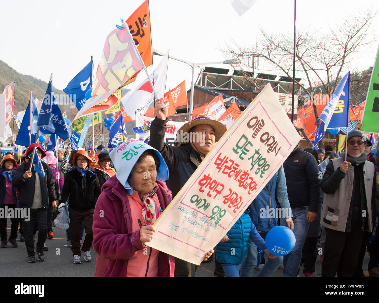 US-THAAD in Südkorea, 18. März 2017: Bewohner und Friedensaktivisten marschieren in Richtung Golfplatz Lotte während einer Kundgebung gegen einen Plan der USA und Südkorea eine Terminal hohe Höhe Area Defense (THAAD) Batterie in Seongju, etwa 260 km südöstlich von Seoul, Südkorea bereitstellen. Die USA und Südkorea hatten vereinbart, die Anti-Raketen-Batterie mit einem leistungsstarken Radar Station auf einem Golfplatz Lotte in Seongju Bedrohungen zu begegnen Raketen aus Nordkorea aber China gegen die Bereitstellung, wie sie behauptet, dass die Vereinigten Staaten auf chinesische Militär mit THAAD Spion wird. China vor kurzem bestellt ihre t Stockfoto