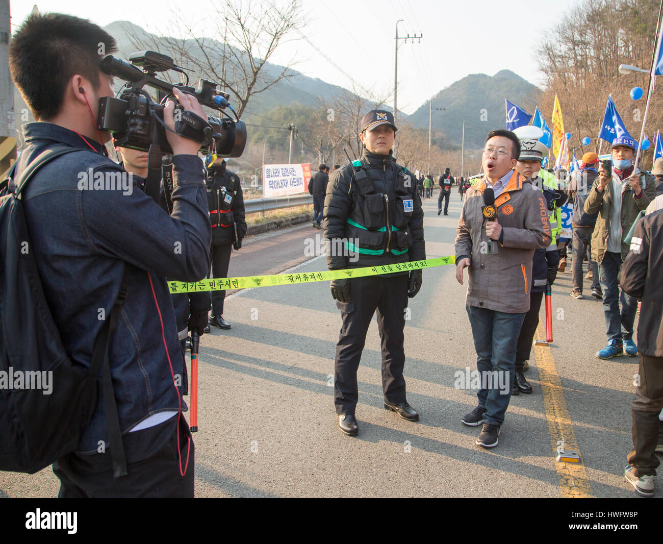 US-THAAD in Südkorea, 18. März 2017: A TV-Crew von Hong Kong deckt eine Kundgebung gegen einen Plan der USA und Südkorea eine Terminal hohe Höhe Area Defense (THAAD) Batterie in Seongju, etwa 260 km südöstlich von Seoul, Südkorea bereitstellen. Die USA und Südkorea hatten vereinbart, die Anti-Raketen-Batterie mit einem leistungsstarken Radar Station auf einem Golfplatz Lotte in Seongju Bedrohungen zu begegnen Raketen aus Nordkorea aber China gegen die Bereitstellung, wie sie behauptet, dass die Vereinigten Staaten auf chinesische Militär mit THAAD Spion wird. China vor kurzem bestellt ihre Reisebüros zur Einstellung des Verkaufs Gruppe Stockfoto
