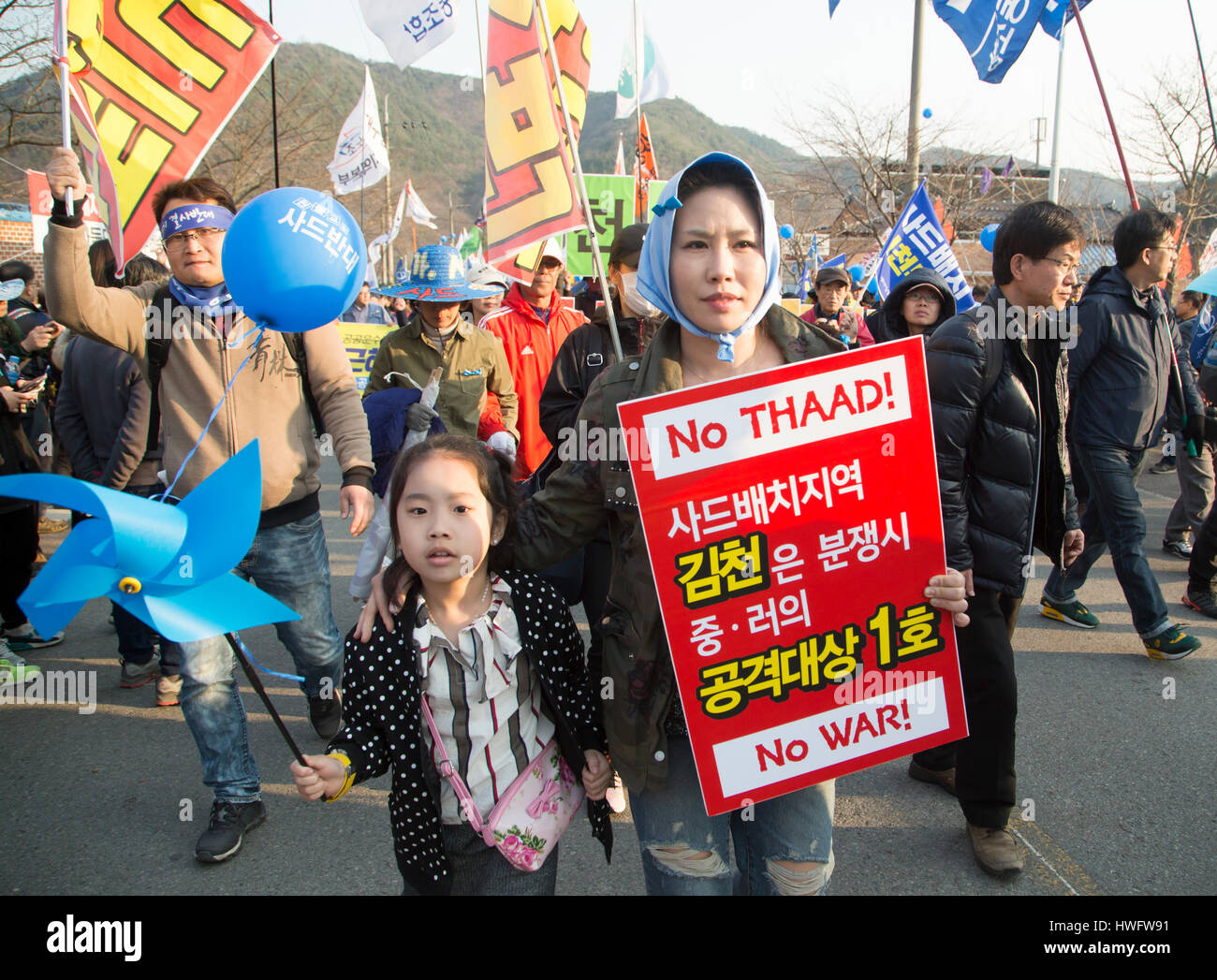 US-THAAD in Südkorea, 18. März 2017: Bewohner und Friedensaktivisten marschieren in Richtung Golfplatz Lotte während einer Kundgebung gegen einen Plan der USA und Südkorea eine Terminal hohe Höhe Area Defense (THAAD) Batterie in Seongju, etwa 260 km südöstlich von Seoul, Südkorea bereitstellen. Die USA und Südkorea hatten vereinbart, die Anti-Raketen-Batterie mit einem leistungsstarken Radar Station auf einem Golfplatz Lotte in Seongju Bedrohungen zu begegnen Raketen aus Nordkorea aber China gegen die Bereitstellung, wie sie behauptet, dass die Vereinigten Staaten auf chinesische Militär mit THAAD Spion wird. China vor kurzem bestellt ihre t Stockfoto