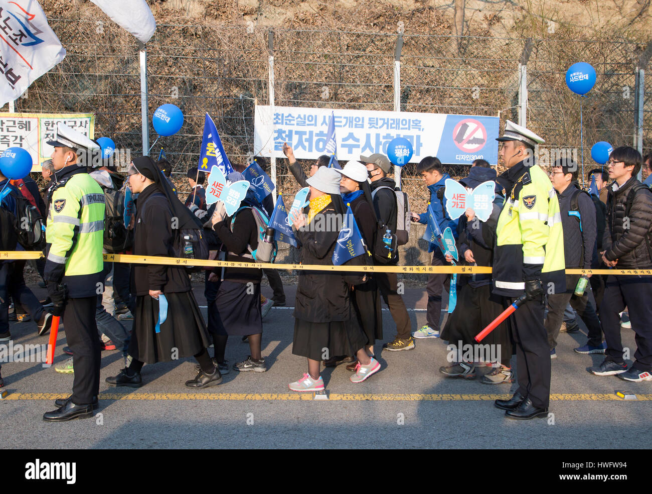 US-THAAD in Südkorea, 18. März 2017: Bewohner und Friedensaktivisten marschieren in Richtung Golfplatz Lotte während einer Kundgebung gegen einen Plan der USA und Südkorea eine Terminal hohe Höhe Area Defense (THAAD) Batterie in Seongju, etwa 260 km südöstlich von Seoul, Südkorea bereitstellen. Die USA und Südkorea hatten vereinbart, die Anti-Raketen-Batterie mit einem leistungsstarken Radar Station auf einem Golfplatz Lotte in Seongju Bedrohungen zu begegnen Raketen aus Nordkorea aber China gegen die Bereitstellung, wie sie behauptet, dass die Vereinigten Staaten auf chinesische Militär mit THAAD Spion wird. China vor kurzem bestellt ihre t Stockfoto