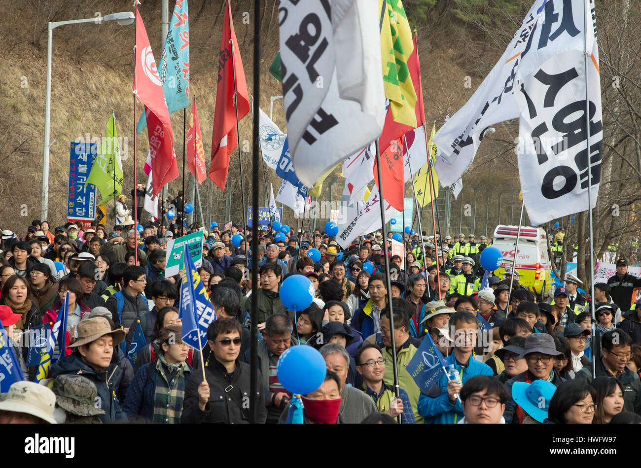 US-THAAD in Südkorea, 18. März 2017: Bewohner und Friedensaktivisten marschieren in Richtung Golfplatz Lotte während einer Kundgebung gegen einen Plan der USA und Südkorea eine Terminal hohe Höhe Area Defense (THAAD) Batterie in Seongju, etwa 260 km südöstlich von Seoul, Südkorea bereitstellen. Die USA und Südkorea hatten vereinbart, die Anti-Raketen-Batterie mit einem leistungsstarken Radar Station auf einem Golfplatz Lotte in Seongju Bedrohungen zu begegnen Raketen aus Nordkorea aber China gegen die Bereitstellung, wie sie behauptet, dass die Vereinigten Staaten auf chinesische Militär mit THAAD Spion wird. China vor kurzem bestellt ihre t Stockfoto