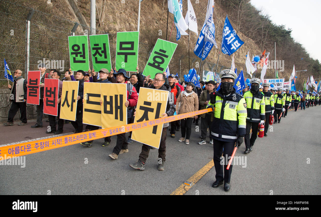 US-THAAD in Südkorea, 18. März 2017: Bewohner und Friedensaktivisten marschieren in Richtung Golfplatz Lotte während einer Kundgebung gegen einen Plan der USA und Südkorea eine Terminal hohe Höhe Area Defense (THAAD) Batterie in Seongju, etwa 260 km südöstlich von Seoul, Südkorea bereitstellen. Die USA und Südkorea hatten vereinbart, die Anti-Raketen-Batterie mit einem leistungsstarken Radar Station auf einem Golfplatz Lotte in Seongju Bedrohungen zu begegnen Raketen aus Nordkorea aber China gegen die Bereitstellung, wie sie behauptet, dass die Vereinigten Staaten auf chinesische Militär mit THAAD Spion wird. China vor kurzem bestellt ihre t Stockfoto