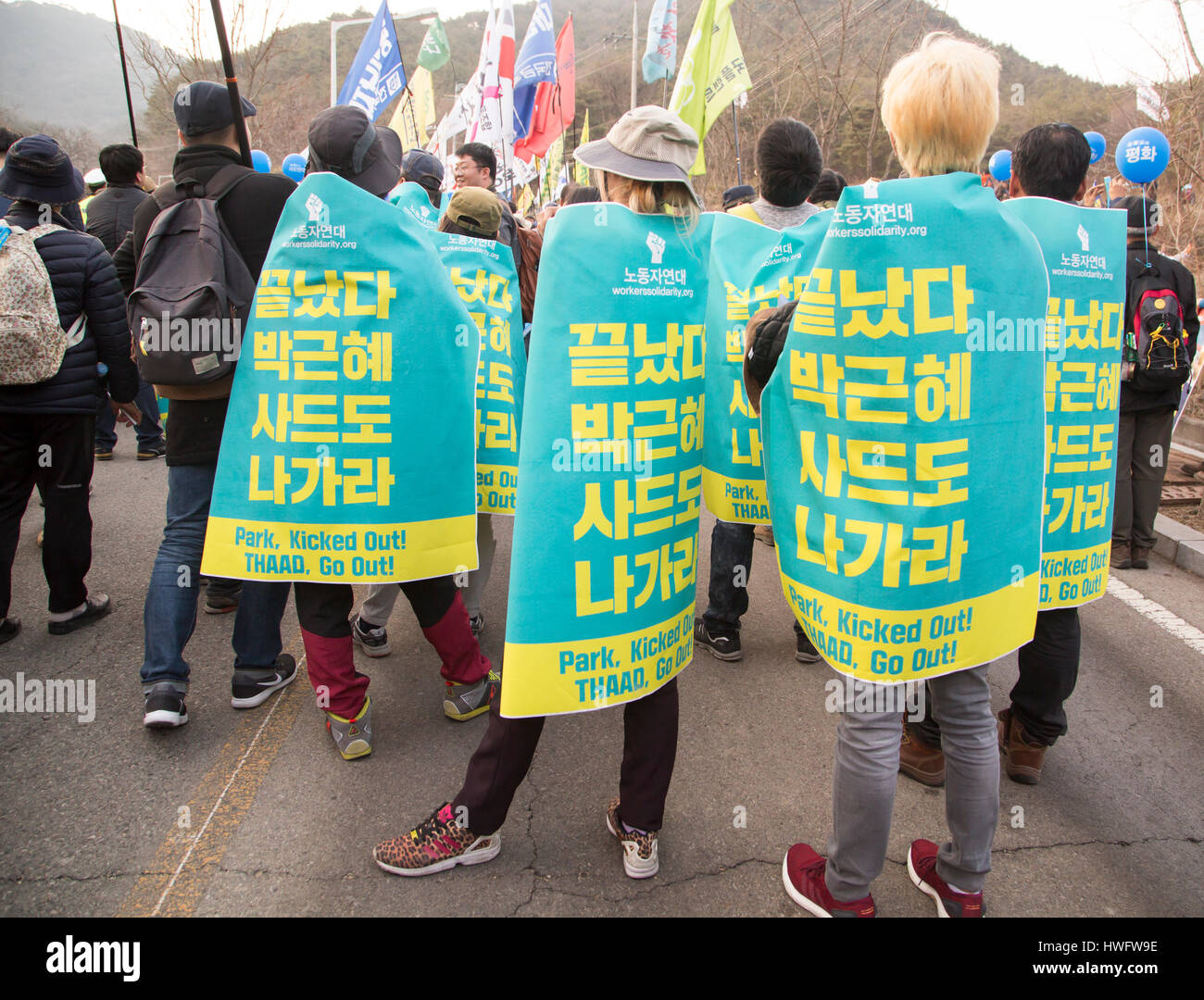 US-THAAD in Südkorea, 18. März 2017: Bewohner und Friedensaktivisten marschieren in Richtung Golfplatz Lotte während einer Kundgebung gegen einen Plan der USA und Südkorea eine Terminal hohe Höhe Area Defense (THAAD) Batterie in Seongju, etwa 260 km südöstlich von Seoul, Südkorea bereitstellen. Die USA und Südkorea hatten vereinbart, die Anti-Raketen-Batterie mit einem leistungsstarken Radar Station auf einem Golfplatz Lotte in Seongju Bedrohungen zu begegnen Raketen aus Nordkorea aber China gegen die Bereitstellung, wie sie behauptet, dass die Vereinigten Staaten auf chinesische Militär mit THAAD Spion wird. China vor kurzem bestellt ihre t Stockfoto