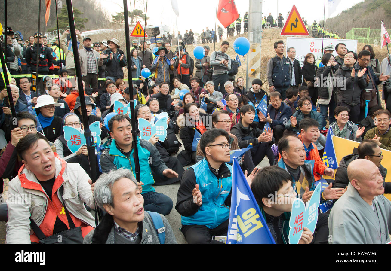 US-THAAD in Südkorea, 18. März 2017: Bewohner und Friedensaktivisten halten ein Sit-in vor Lotte Golfplatz während einer Kundgebung gegen einen Plan der USA und Südkorea eine Terminal hohe Höhe Area Defense (THAAD) Batterie in Seongju, etwa 260 km südöstlich von Seoul, Südkorea bereitstellen. Die USA und Südkorea hatten vereinbart, die Anti-Raketen-Batterie mit einem leistungsstarken Radar Station auf einem Golfplatz Lotte in Seongju Bedrohungen zu begegnen Raketen aus Nordkorea aber China gegen die Bereitstellung, wie sie behauptet, dass die Vereinigten Staaten auf chinesische Militär mit THAAD Spion wird. China vor kurzem oder Stockfoto