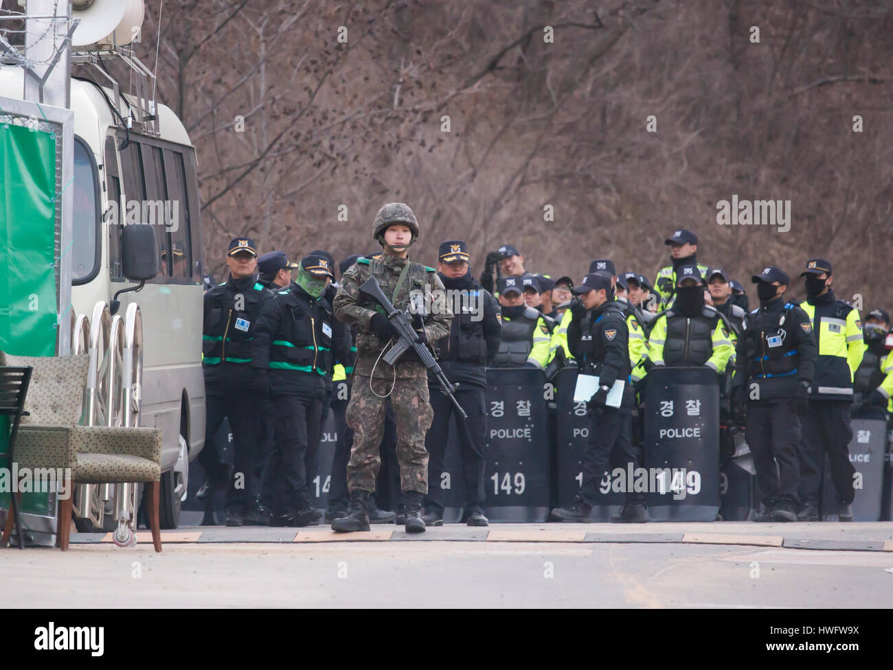 US-THAAD in Südkorea, 18. März 2017: eine südkoreanische Soldaten und Polizisten Wache am Tor von Lotte Golfplatz in Seongju, etwa 260 km südöstlich von Seoul, Südkorea als Bewohner und Friedensaktivisten halten eine Kundgebung gegen einen Plan der USA und Südkorea eine Terminal hohe Höhe Area Defense (THAAD) Batterie bereitstellen. Die USA und Südkorea hatten vereinbart, die Anti-Raketen-Batterie mit einem leistungsstarken Radar Station auf dem Golfplatz Lotte in Seongju Bedrohungen zu begegnen Raketen aus Nordkorea aber China gegen den Einsatz, wie sie behauptet, dass die Vereinigten Staaten auf Chinesisch Spion wird Stockfoto
