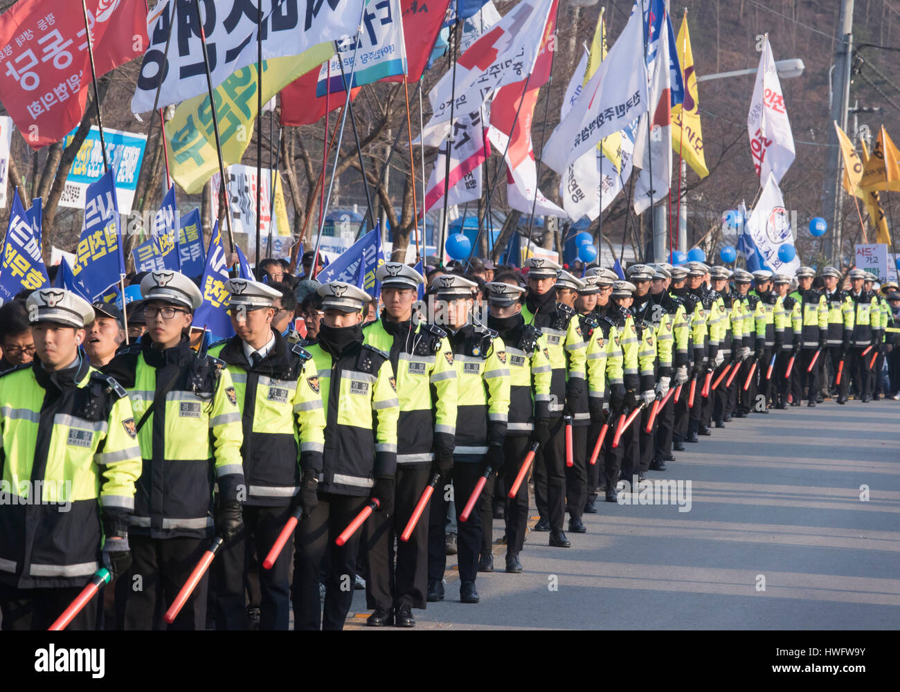 US-THAAD in Südkorea, 18. März 2017: Polizisten als Bewohner spazieren und Friedensaktivisten marschieren in Richtung Golfplatz Lotte während einer Kundgebung gegen einen Plan der USA und Südkorea eine Terminal hohe Höhe Area Defense (THAAD) Batterie in Seongju, etwa 260 km südöstlich von Seoul, Südkorea bereitstellen. Die USA und Südkorea hatten vereinbart, die Anti-Raketen-Batterie mit einem leistungsstarken Radar Station auf einem Golfplatz Lotte in Seongju Bedrohungen zu begegnen Raketen aus Nordkorea aber China gegen die Bereitstellung, wie sie behauptet, dass die Vereinigten Staaten auf chinesische Militär mit THAAD Spion wird. China Stockfoto