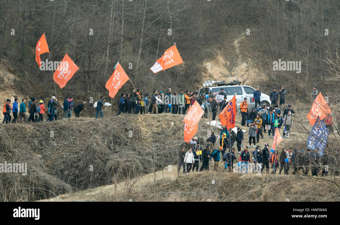 US-THAAD in Südkorea, 18. März 2017: Bewohner und Friedensaktivisten marschieren in Richtung Golfplatz Lotte während einer Kundgebung gegen einen Plan der USA und Südkorea eine Terminal hohe Höhe Area Defense (THAAD) Batterie in Seongju, etwa 260 km südöstlich von Seoul, Südkorea bereitstellen. Die USA und Südkorea hatten vereinbart, die Anti-Raketen-Batterie mit einem leistungsstarken Radar Station auf einem Golfplatz Lotte in Seongju Bedrohungen zu begegnen Raketen aus Nordkorea aber China gegen die Bereitstellung, wie sie behauptet, dass die Vereinigten Staaten auf chinesische Militär mit THAAD Spion wird. China vor kurzem bestellt ihre t Stockfoto