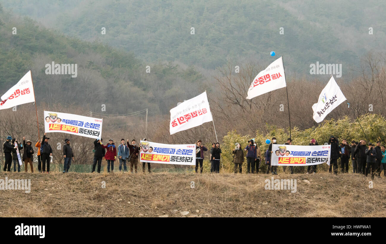 US-THAAD in Südkorea, 18. März 2017: Bewohner und Friedensaktivisten marschieren in Richtung Golfplatz Lotte während einer Kundgebung gegen einen Plan der USA und Südkorea eine Terminal hohe Höhe Area Defense (THAAD) Batterie in Seongju, etwa 260 km südöstlich von Seoul, Südkorea bereitstellen. Die USA und Südkorea hatten vereinbart, die Anti-Raketen-Batterie mit einem leistungsstarken Radar Station auf einem Golfplatz Lotte in Seongju Bedrohungen zu begegnen Raketen aus Nordkorea aber China gegen die Bereitstellung, wie sie behauptet, dass die Vereinigten Staaten auf chinesische Militär mit THAAD Spion wird. China vor kurzem bestellt ihre t Stockfoto