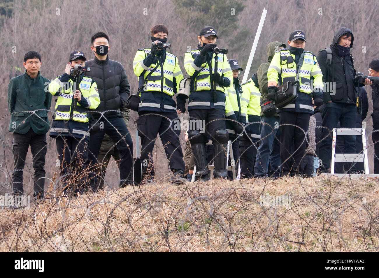 US-THAAD in Südkorea, 18. März 2017: Polizisten halten Uhren- und Film video als Bewohner und Friedensaktivisten halten ein Sit-in vor Lotte Golfplatz während einer Kundgebung gegen einen Plan der USA und Südkorea eine Terminal hohe Höhe Area Defense (THAAD) Batterie in Seongju, etwa 260 km südöstlich von Seoul, Südkorea bereitstellen. Die USA und Südkorea hatten vereinbart, die Anti-Raketen-Batterie mit einem leistungsstarken Radar Station auf einem Golfplatz Lotte in Seongju Bedrohungen zu begegnen Raketen aus Nordkorea aber China gegen den Einsatz, wie sie behauptet, dass die Vereinigten Staaten auf Chinesisch Spion wird Stockfoto