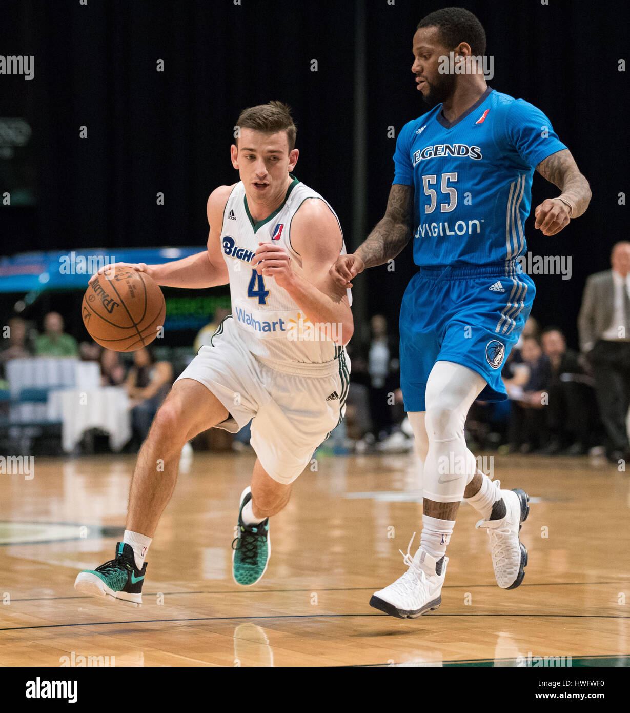 Reno, Nevada, USA. 20. März 2017. Reno Bighorn Guard DAVID STOCKTON (4) fährt gegen Texas Legends Guard PIERRE JACKSON (55) während der NBA D-League Basketball-Spiel zwischen Reno Dickhornschafe und die Texas Legends im Reno Events Center in Reno, Nevada. Bildnachweis: Jeff Mulvihill/ZUMA Draht/Alamy Live-Nachrichten Stockfoto