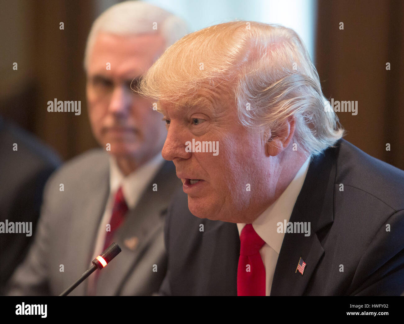 US-Präsident Donald J. Trump spricht bei einem Treffen mit Mitgliedern