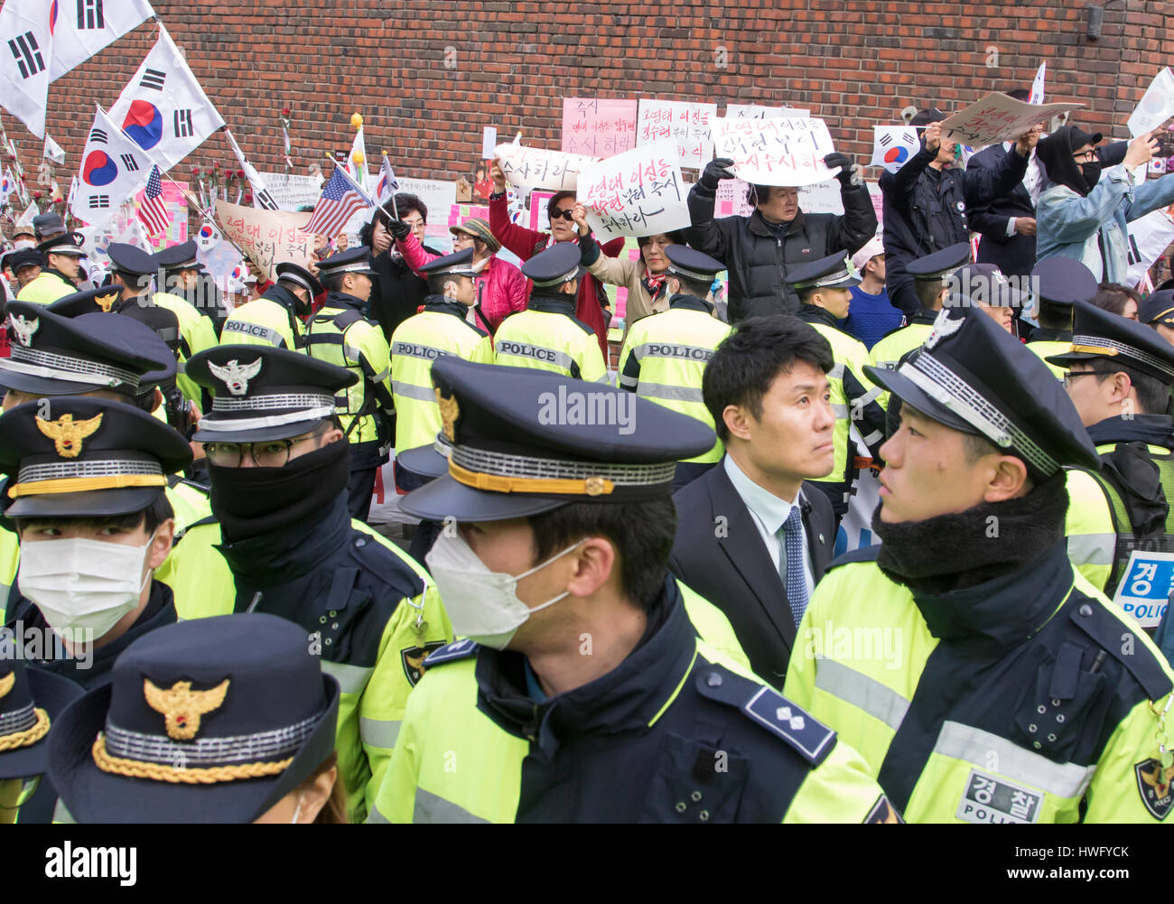 Seoul, Südkorea. 21. März 2017. Anhänger des gestürzten Präsidenten Park Geun-Hye schreien Parolen vor Park Haus, bevor sie verläßt, der Seoul Central District Staatsanwaltschaft Verfolgung Befragung in Seoul, Südkorea zu unterziehen. Park Geun-Hye wurde erster demokratisch gewählter Präsident Südkoreas, verdrängt werden und sie einen kriminellen Verdächtigen für angeblich ihre Macht zu missbrauchen und kollidieren mit ihrem langjährigen Freund Choi Soon-Sil in erpressen Geld von lokalen Konglomerate benannt wurde. Bildnachweis: Aflo Co. Ltd./Alamy Live-Nachrichten Stockfoto