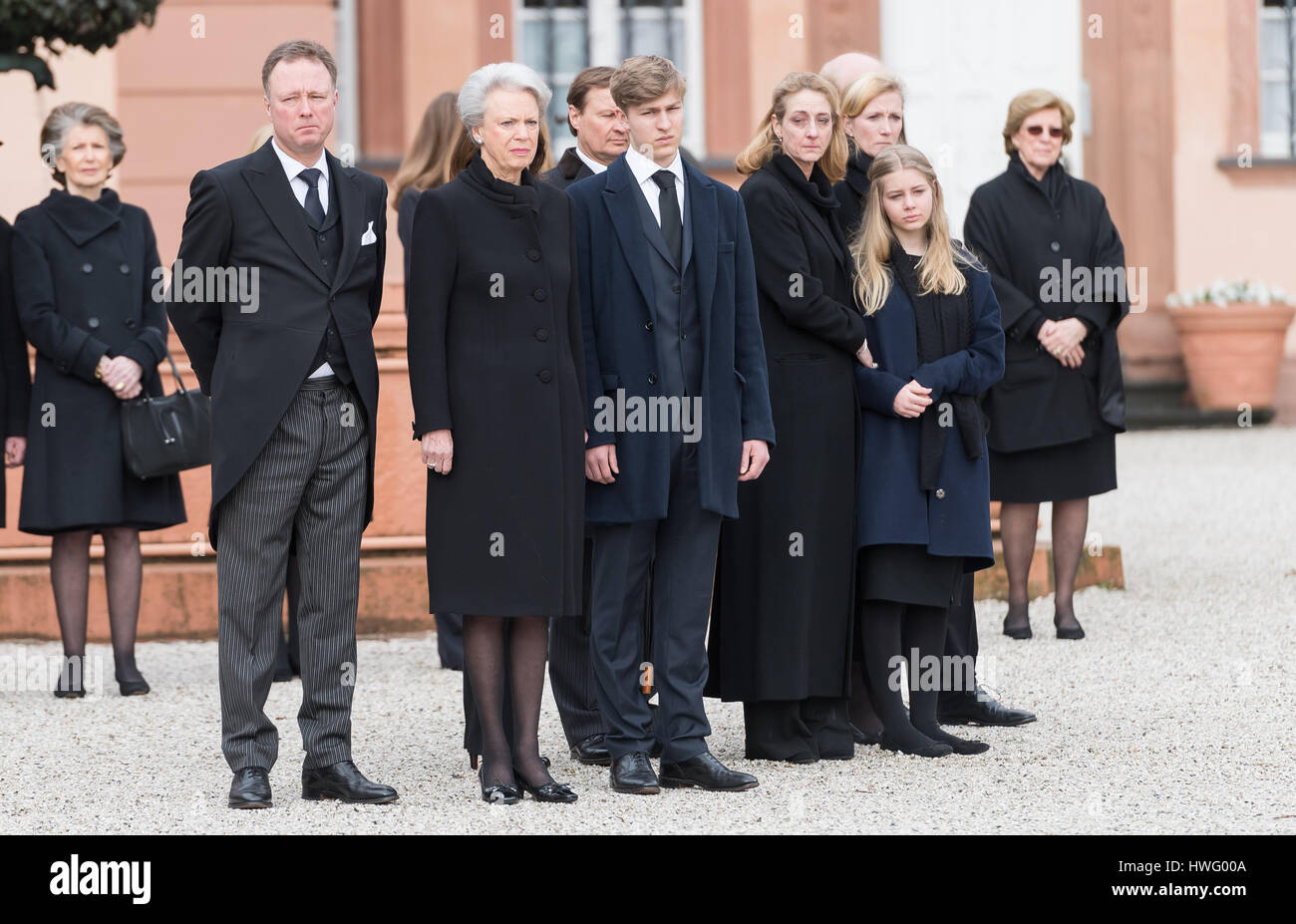 Bad Berleburg, Deutschland. 21. März 2017. Prinz Gustav von Sayn-Wittgenstein-Berleburg (2 L) und Prinzessin Benedikte von Dänemark (3-L) Stand gemeinsam mit Familienangehörigen für die Trauerfeier von Richard, Prinz Sayn-Wittgenstein-Berleburg in Bad Berleburg, Deutschland, 21. März 2017. Der Schwager von Dänemarks Königin Margrethe starb unerwartet auf den 13. März 2017. Mehr als 400 Gäste werden erwartet. Foto: Guido Kirchner/Dpa/Alamy Live News Stockfoto