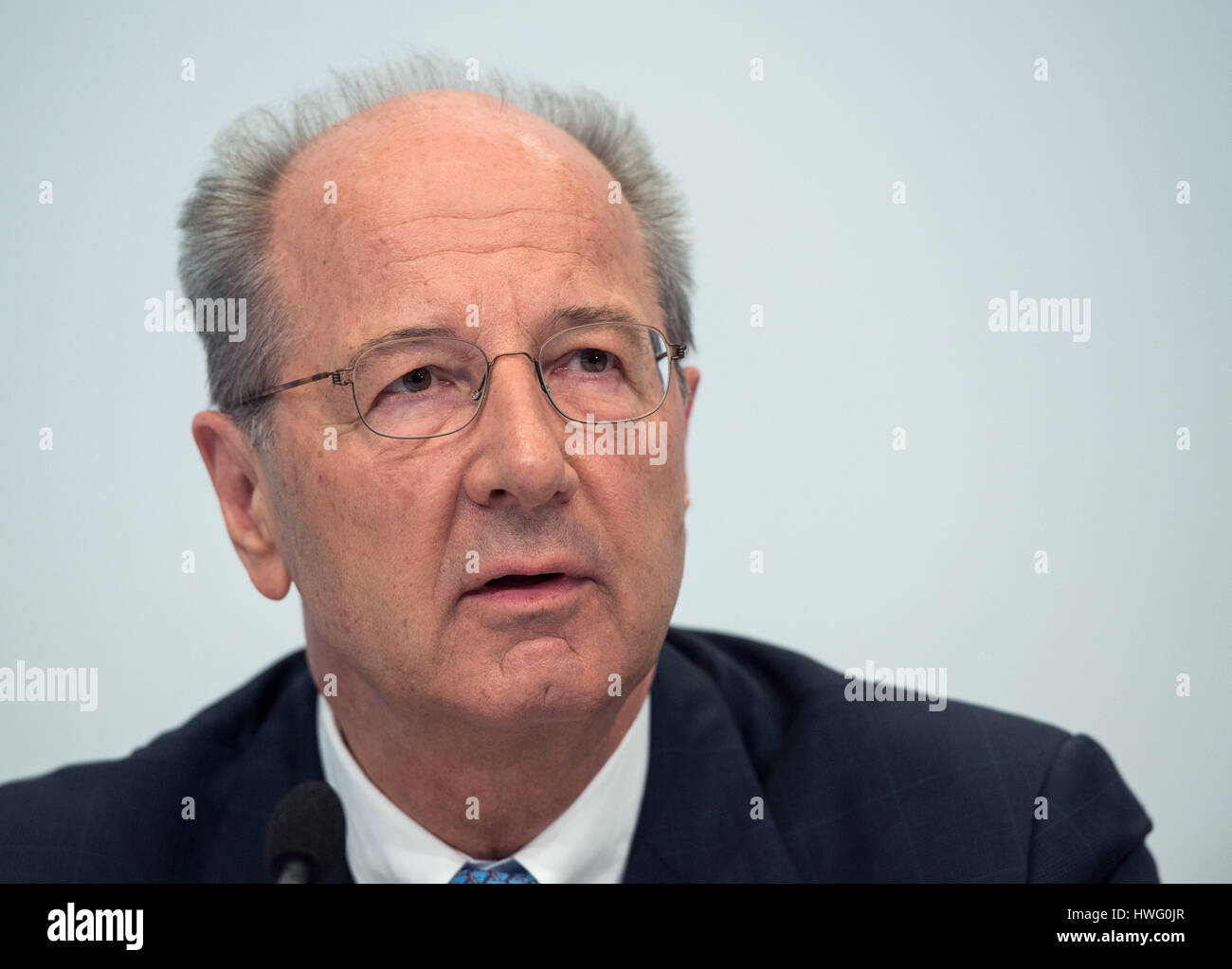 Stuttgart, Deutschland. 21. März 2017. Der chief Finance Officer Hans Dieter Poetsch sitzt auf dem Podium bei der Pressekonferenz zur Präsentation der Jahreszahlen in Stuttgart, Deutschland, 21. März 2017. Foto: Lino Mirgeler/Dpa/Alamy Live-Nachrichten Stockfoto