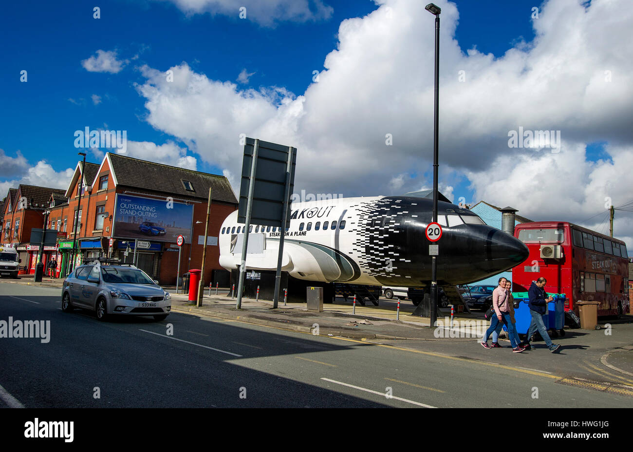 Bolton, UK. 21. März 2017. Ein einzigartiges neues Restaurant in einem ehemaligen russischen Jet hat gerade in Bolton "gelandet". Das Steak, Steaks auf einem Flugzeug Diner, gebaut in einer Boeing 737-Flugzeuge Deane unterwegs in der Stadt, bietet seinen Gästen einen speziell angefertigten Interieur mit led-leuchten, den Nachthimmel plus Wandmalereien der Städte auf der ganzen Welt zu replizieren. Feinschmecker können auch ihre Sicherheitsgurte im Cockpit befestigen, während sie auf ihre Bestellungen warten. Das Flugzeug geparkt auf der "Piste". Bild von Paul Heyes, Dienstag, 21. März 2017. Bildnachweis: Paul Heyes/Alamy Live-Nachrichten Stockfoto