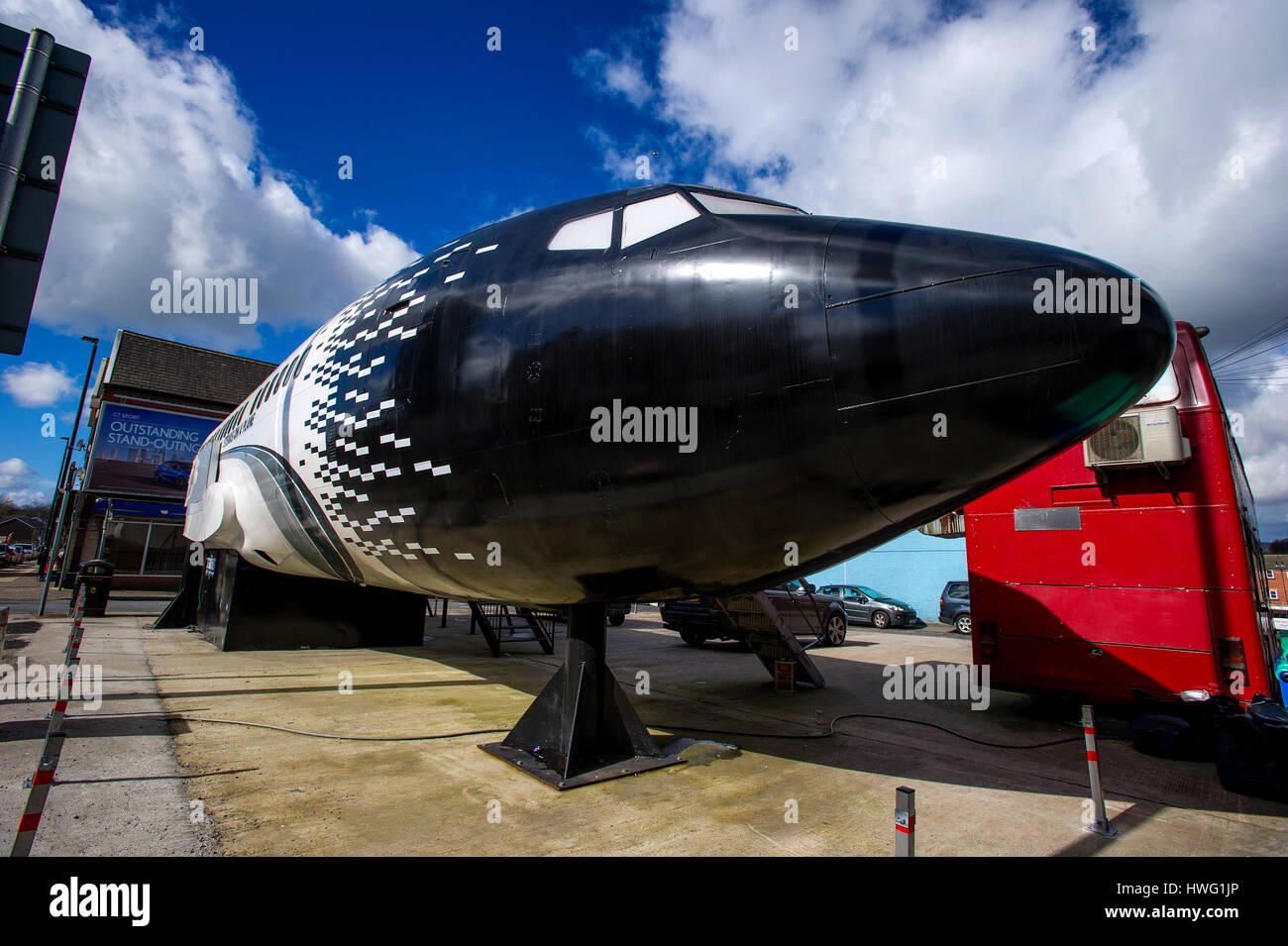 Bolton, UK. 21. März 2017. Ein einzigartiges neues Restaurant in einem ehemaligen russischen Jet hat gerade in Bolton "gelandet". Das Steak, Steaks auf einem Flugzeug Diner, gebaut in einer Boeing 737-Flugzeuge Deane unterwegs in der Stadt, bietet seinen Gästen einen speziell angefertigten Interieur mit led-leuchten, den Nachthimmel plus Wandmalereien der Städte auf der ganzen Welt zu replizieren. Feinschmecker können auch ihre Sicherheitsgurte im Cockpit befestigen, während sie auf ihre Bestellungen warten. Das Flugzeug geparkt auf der "Piste". Bild von Paul Heyes, Dienstag, 21. März 2017. Bildnachweis: Paul Heyes/Alamy Live-Nachrichten Stockfoto