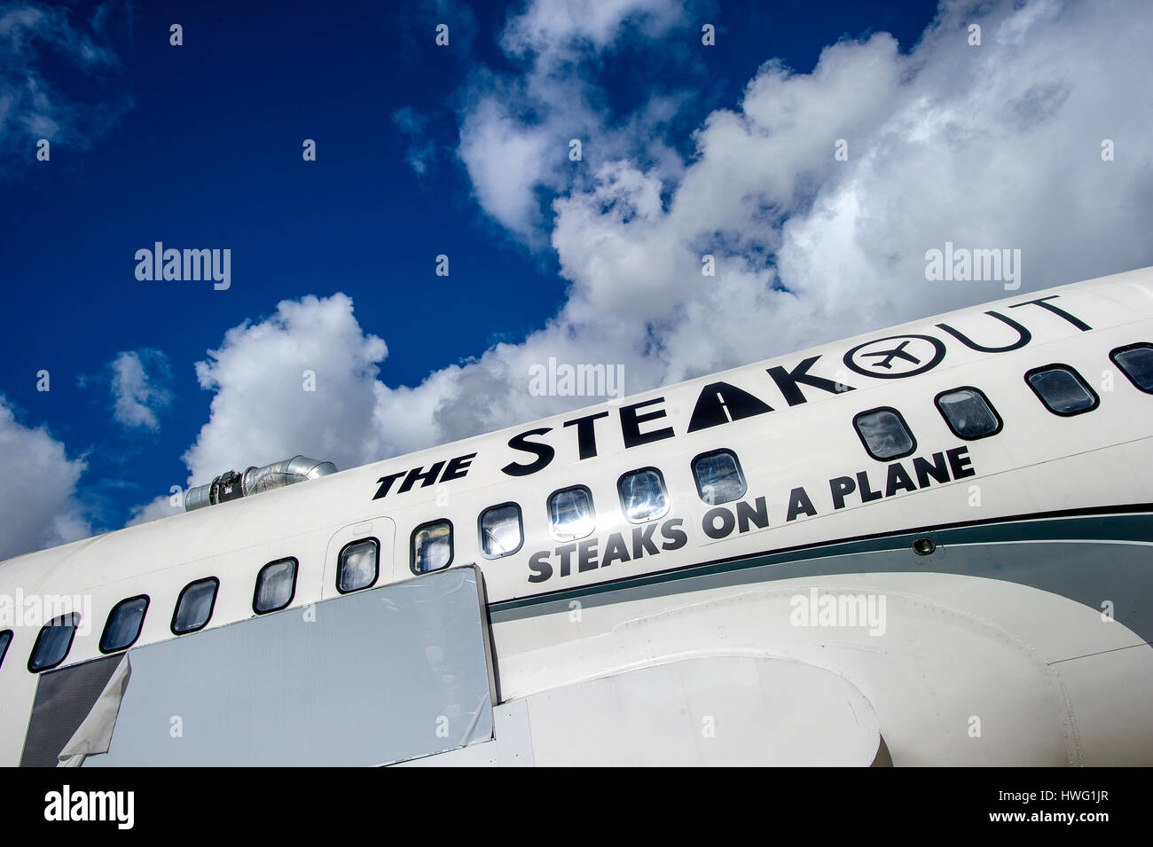 Bolton, UK. 21. März 2017. Ein einzigartiges neues Restaurant in einem ehemaligen russischen Jet hat gerade in Bolton "gelandet". Das Steak, Steaks auf einem Flugzeug Diner, gebaut in einer Boeing 737-Flugzeuge Deane unterwegs in der Stadt, bietet seinen Gästen einen speziell angefertigten Interieur mit led-leuchten, den Nachthimmel plus Wandmalereien der Städte auf der ganzen Welt zu replizieren. Feinschmecker können auch ihre Sicherheitsgurte im Cockpit befestigen, während sie auf ihre Bestellungen warten. Das Flugzeug geparkt auf der "Piste". Bild von Paul Heyes, Dienstag, 21. März 2017. Bildnachweis: Paul Heyes/Alamy Live-Nachrichten Stockfoto