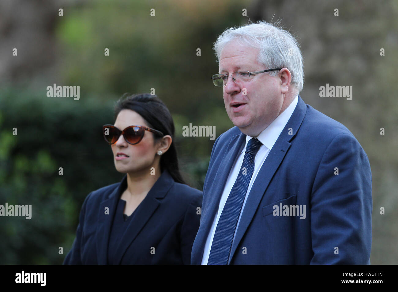London, Großbritannien. 21 Mär, 2017. priti Patel mp Minister für internationale Entwicklung und Patrick mcloughlin Kanzler des Herzogtums Lancaster gesehen die Teilnahme an der wöchentlichen Kabinettssitzung in Downing Street. Credit: Wfpa/alamy leben Nachrichten Stockfoto